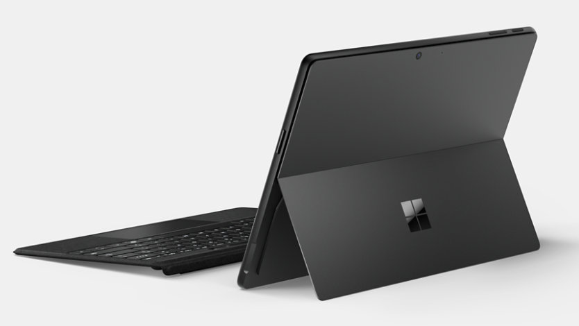 Imej Surface Pro dari belakang, menghadap kiri, dengan sangga dipasang dan papan kekunci ditanggalkan.