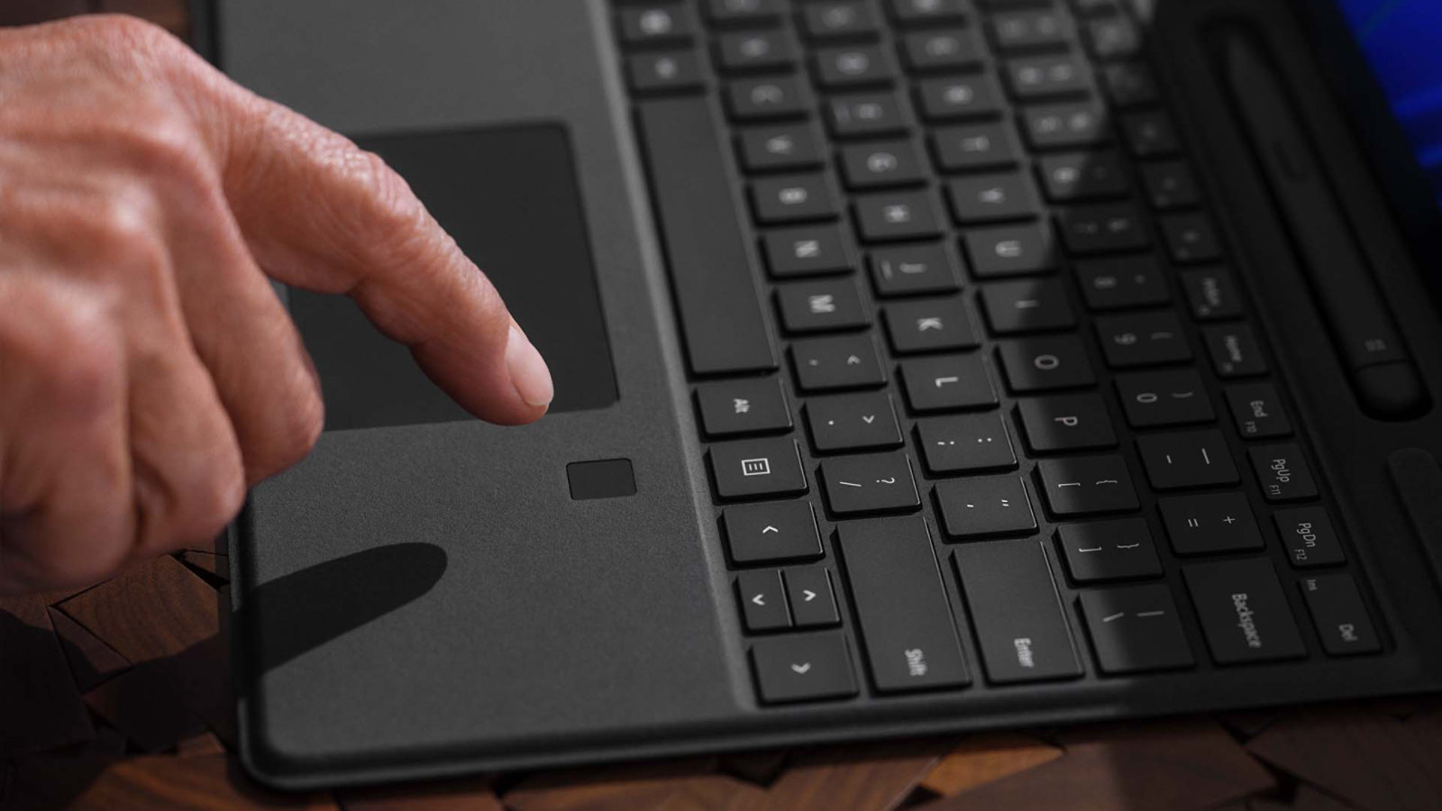 Osoba korzystająca z logowania biometrycznego na urządzeniu Klawiatura Signature do Surface Pro