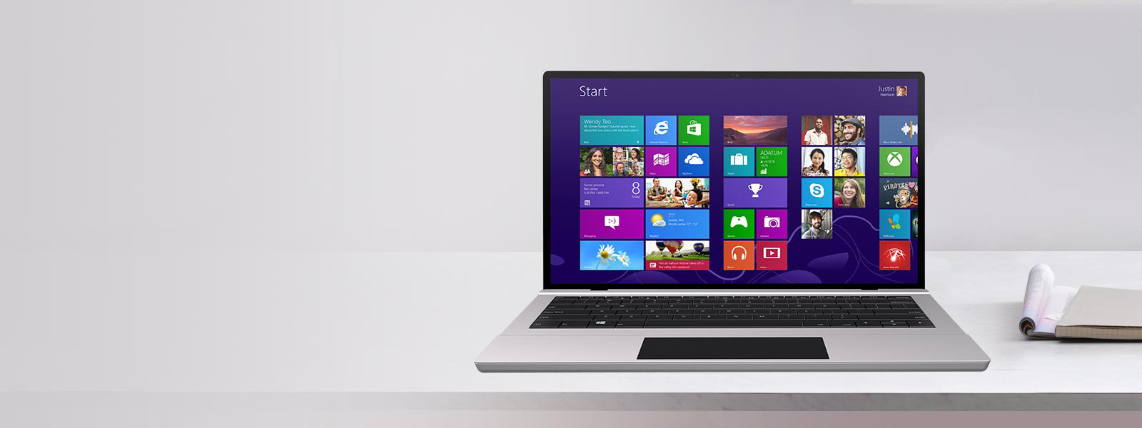 Masanın üzerinde duran Windows 8 dizüstü bilgisayar