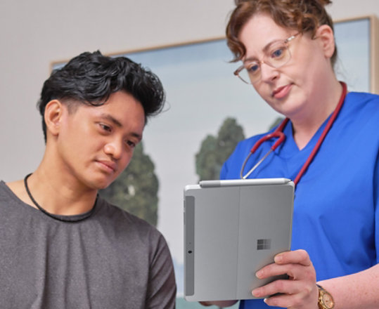 Una enfermera usa un dispositivo Surface Pro para ingresar un paciente en un entorno médico