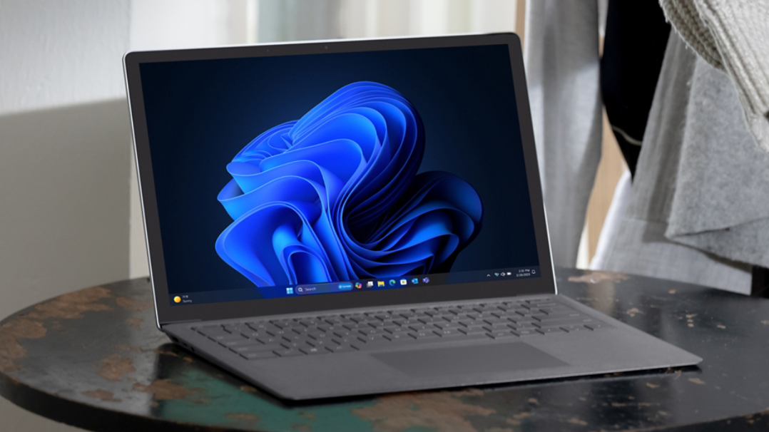 ein Laptop mit einem Windows 11-Bildschirm