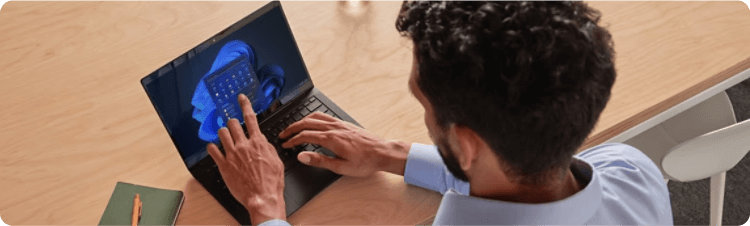 Ein Mann benutzt den Touchscreen seines Computers