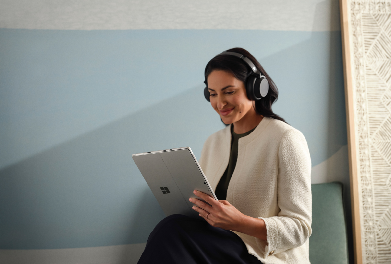 Una persona con Surface Headphones 2+ puestos