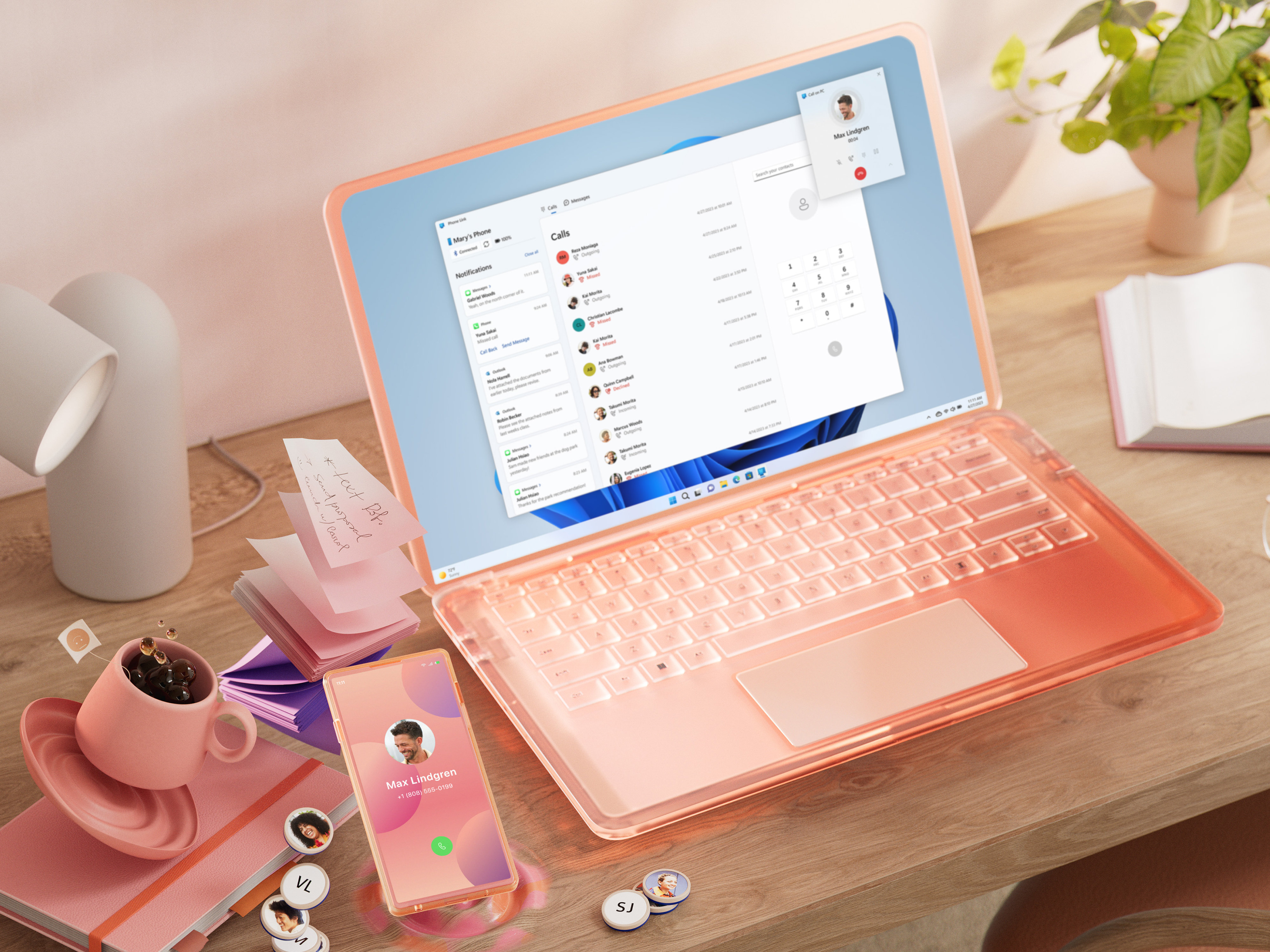 Kleurrijke pc en mobiel apparaat staan op een bureau met een kop koffie en pen