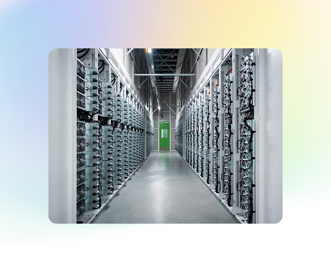 En lång hållare i ett datacenter, med rader med serverrack på båda sidor och en grön dörr i slutet, omgiven av en ram med toningsfärger.