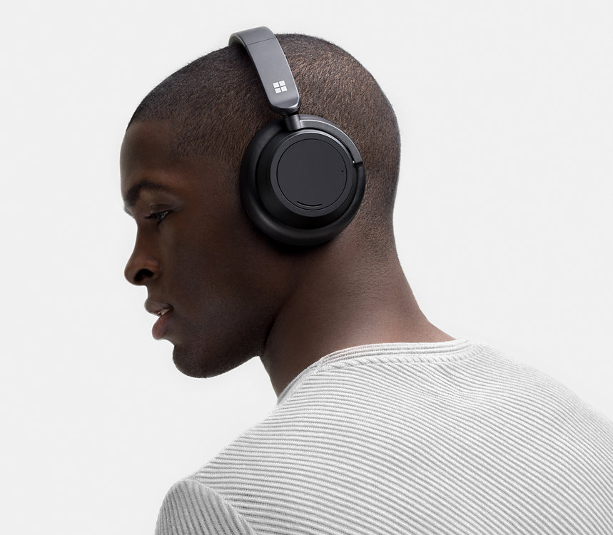Osoba nosí sluchátka Surface Headphones 2