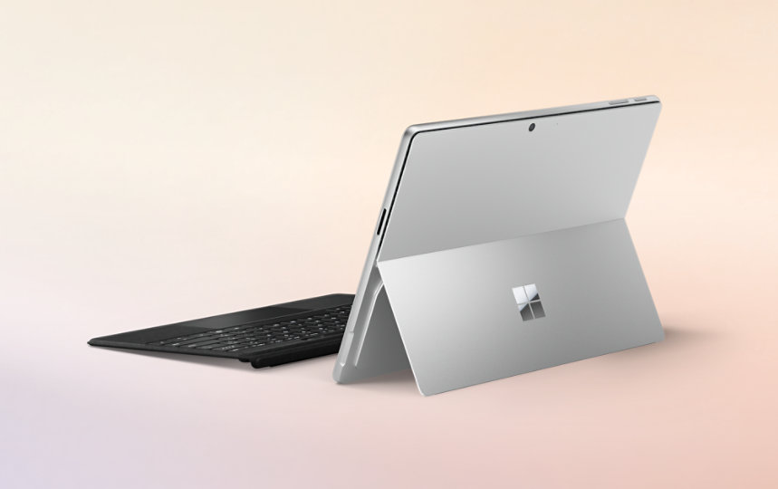 Una vista trasera muestra un teclado Surface Pro Flex Keyboard con almacenamiento para lápiz que funciona independiente de un Surface Pro.