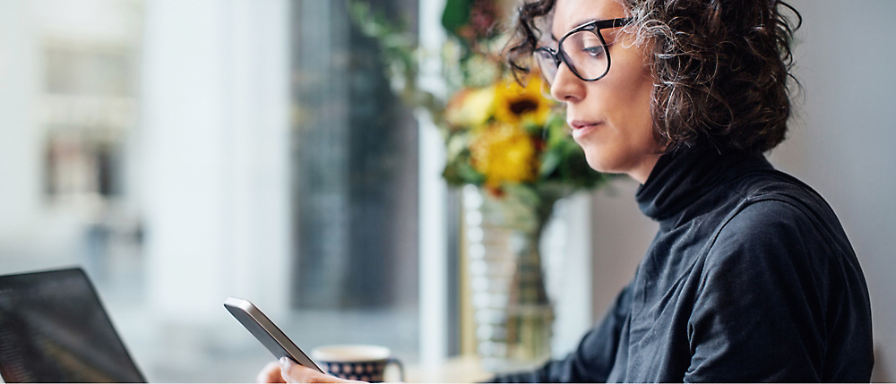 Une personne regardant un téléphone portable