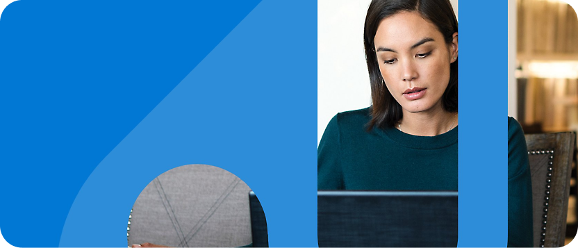 صورة لسيدة تركز على كمبيوتر محمول في مكان مكتبي، مع عنصر تصميم رسومي أزرق إلى اليسار.