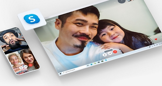 Mobiililaitteen ja tablet-laitteen näyttö, joissa näkyy useita henkilöitä Skype-videopuhelussa.