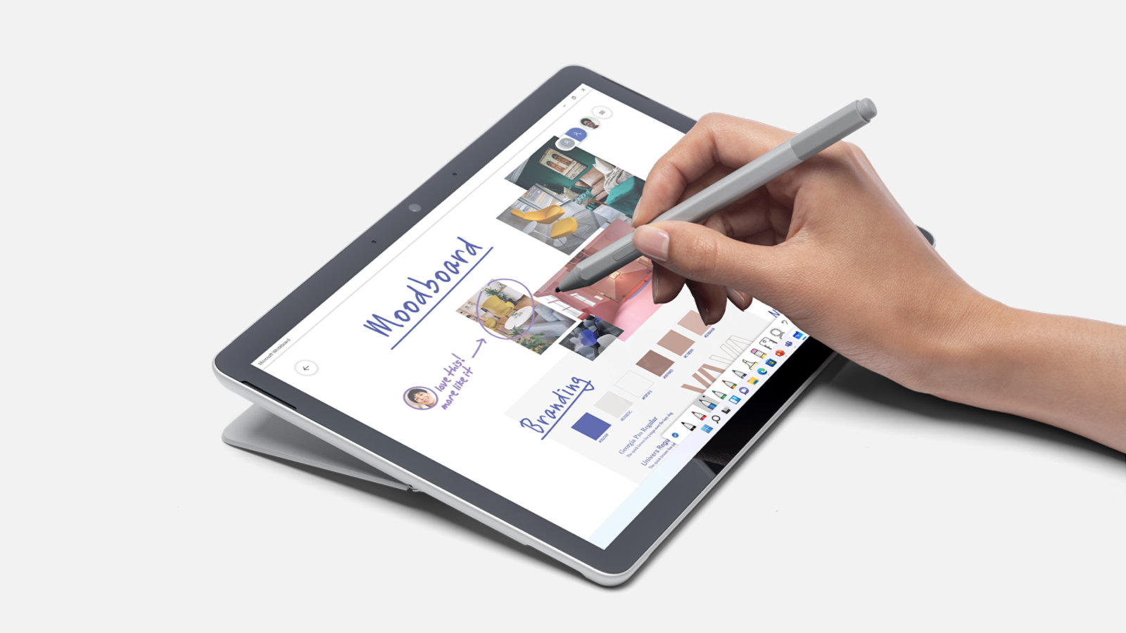 Iemand gebruikt Surface Pen voor zakelijk gebruik om aantekeningen te maken op het touchpad van een Surface Go 4 voor zakelijk gebruik.