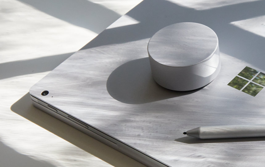 Surface Dial med Surface-penn og en Surface-enhet.