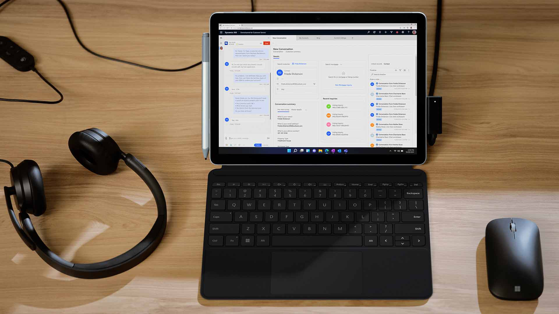 Surface Go 4 kannettavan tietokoneen tilassa pöydällä, Surface-kuulokkeet ja Surface-hiiri