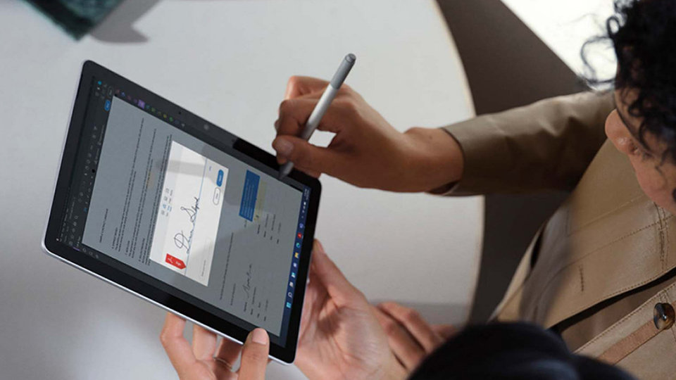 Henkilö siirtyy Surface-kynällä paikasta toiseen Surface Go 4 -laitteessa
