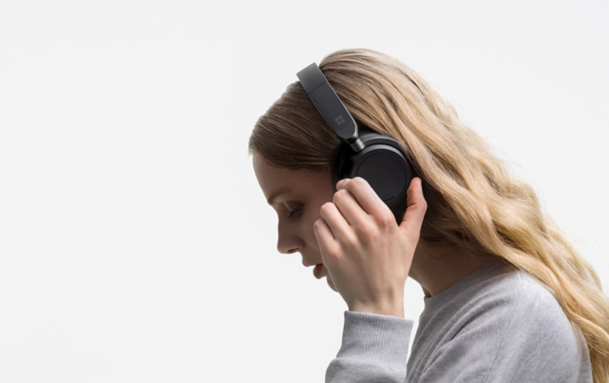 Een vrouw met een Surface Headphones 2 op haar hoofd.