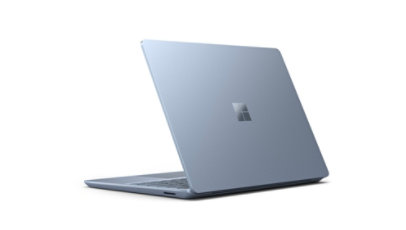 キーボード部分的にが見える状態で背面から見たアイス ブルーの Surface Laptop Go 3。