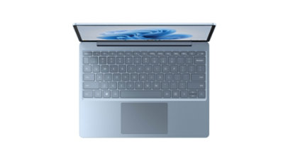 キーボードとタッチ パッドが見える状態で上から見たアイス ブルーの Surface Laptop Go 3。