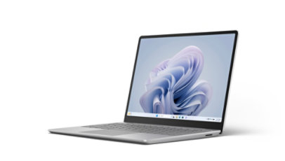 Surface Laptop Go 3 zobrazený zleva zepředu s květem Windows na obrazovce.