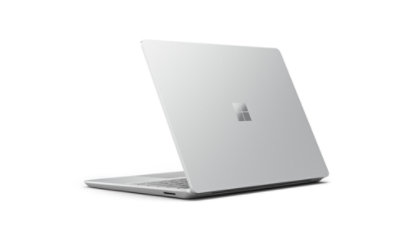 Widziany pod kątem z tyłu komputer Surface Laptop Go 3 i częściowo widoczna klawiatura