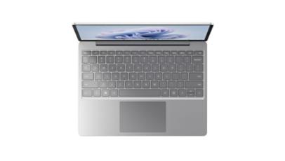 Surface Laptop Go 3 ditunjukkan dari sudut atas dengan papan kekunci dan pad sentuh dalam paparan.