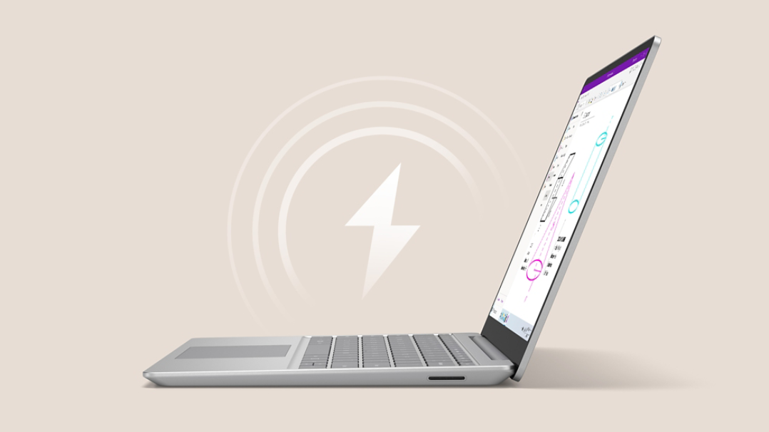 Pandangan sisi Surface Laptop Go 3 platinum dengan OneNote pada skrin dan ikon pengecasan terapung di atas peranti.