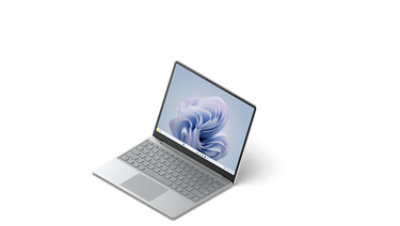 Driekwart weergave van Surface Laptop Go 3 in platina.