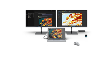 Surface Laptop Studio 2 disambungkan kepada dua monitor besar