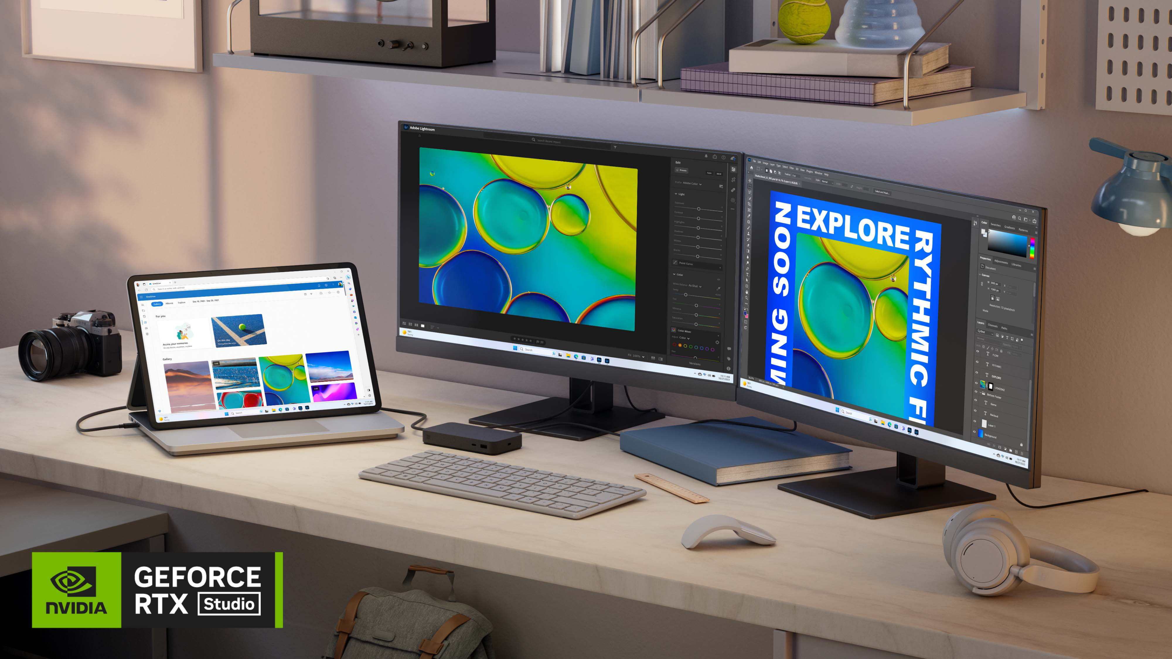 Surface Laptop Studio 2 op een houten bureau die twee externe monitoren voedt, naast een extern toetsenbord, muis en koptelefoon.