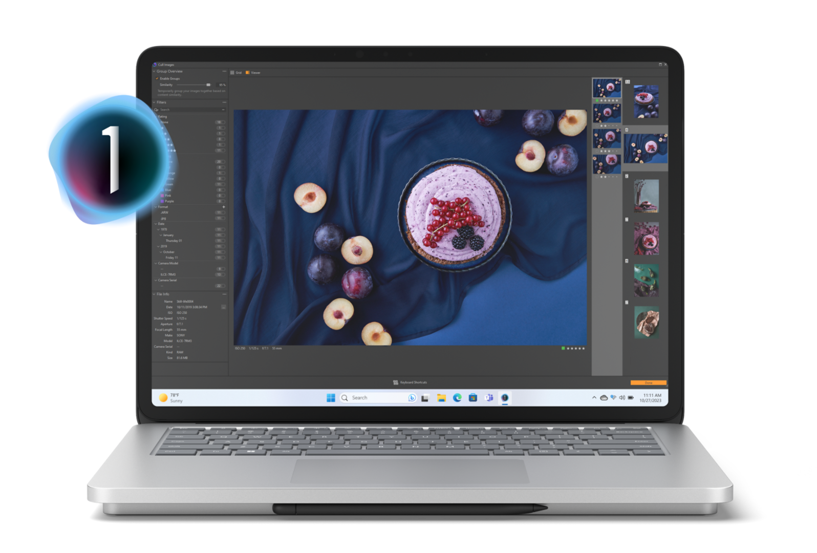 Surface Laptop Studio 2 muestra un pastel de frutas rodeado de ciruelas sobre una mesa de color azul oscuro en la pantalla del dispositivo con elementos del menú de Capture One que salen de la pantalla ella.