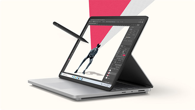 Zařízení Surface Laptop Studio 2 s Adobe Photoshop na obrazovce a perem Surface Slim Pen 2 vznášejícím se nad obrazovkou.
