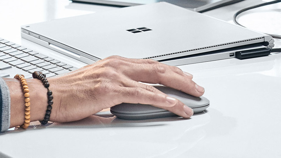 Mano di una persona su Surface Mouse.