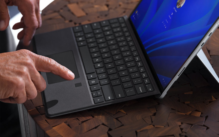 En person, der logger ind på en Surface Laptop med sit fingeraftryk på et Surface Pro Signature Keyboard med fingeraftrykslæser.