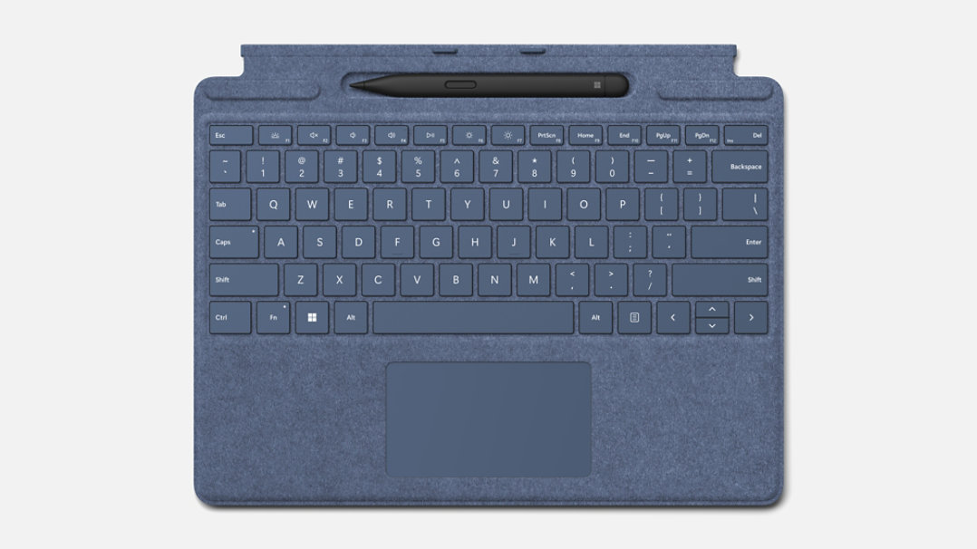 Rendu présentant le clavier Surface Pro Signature Keyboard du dessus en couleur Saphir avec un stylet Slim Pen.