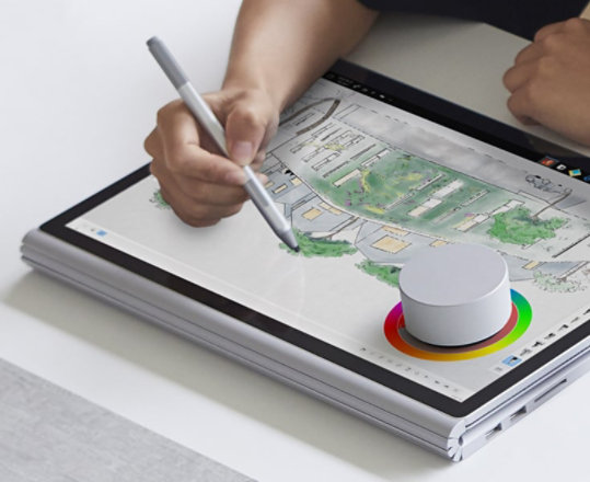 En kunstner som bruker en Surface Dial til å endre farger.