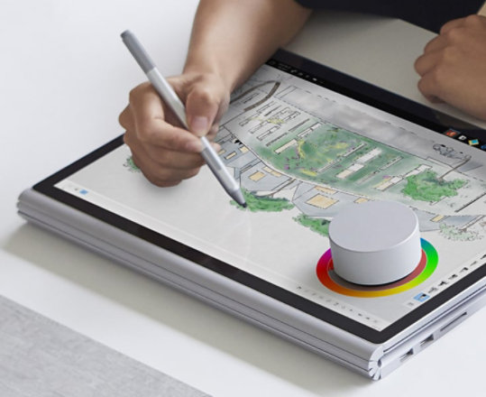 Surface Dial を使用して色を調整しているアーティスト