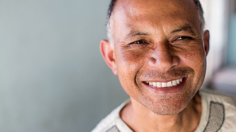 Una persona sonriendo.