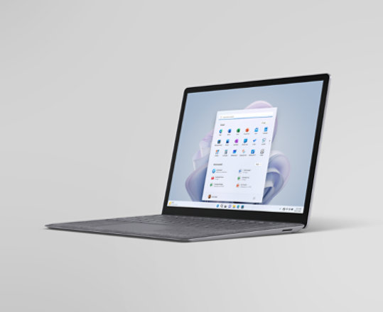 En Surface Laptop 5 i platina med tastaturdeksel i Alcantara.