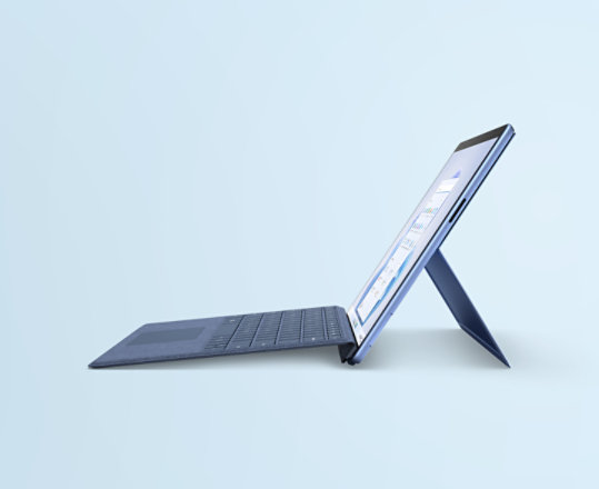 Surface Pro 9 w kolorze szafirowym.