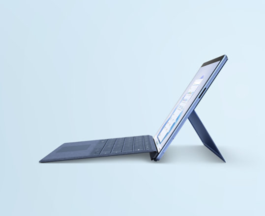 Een Surface Pro 9 in saffierblauw.