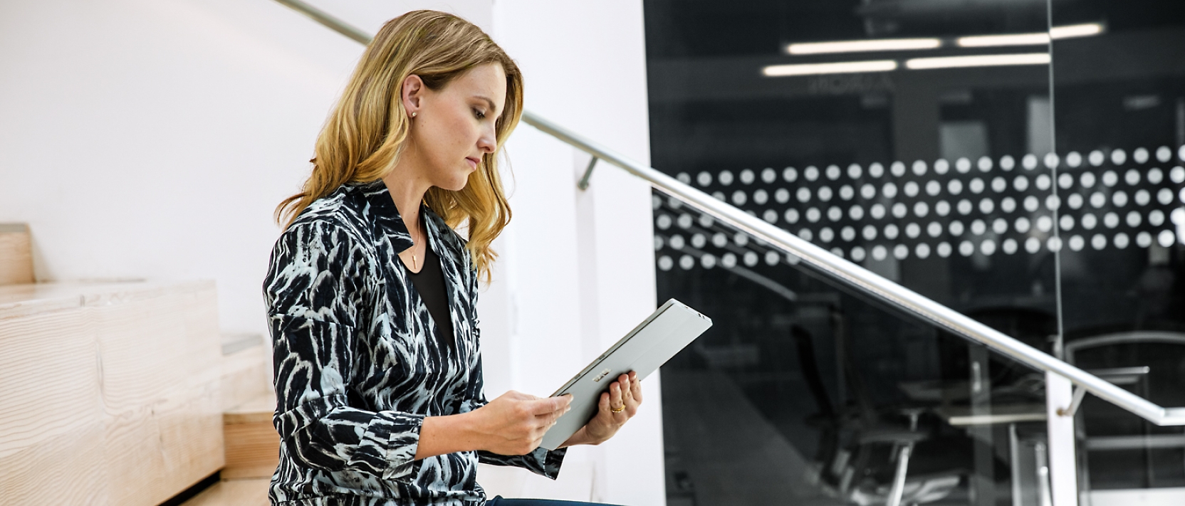 Eine Frau, die ein Tablet in einem Büro verwendet.