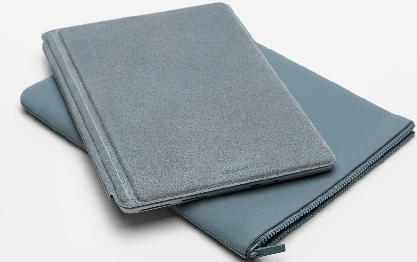 Widok z góry na klawiaturę Surface Go Type Cover, klawiaturę Surface Go Type Cover, pióra Surface i myszy