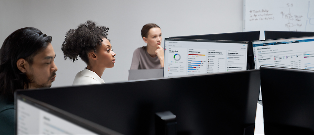 Tres personas miran la pantalla de un equipo