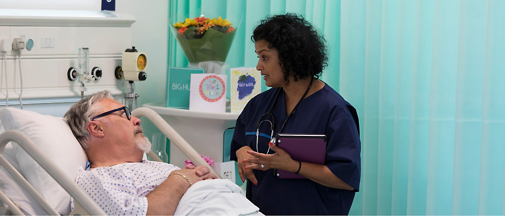 Um médico conversando com um paciente