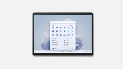 Se muestra Surface Pro 9 de frente, con la pantalla Inicio de Windows 11.