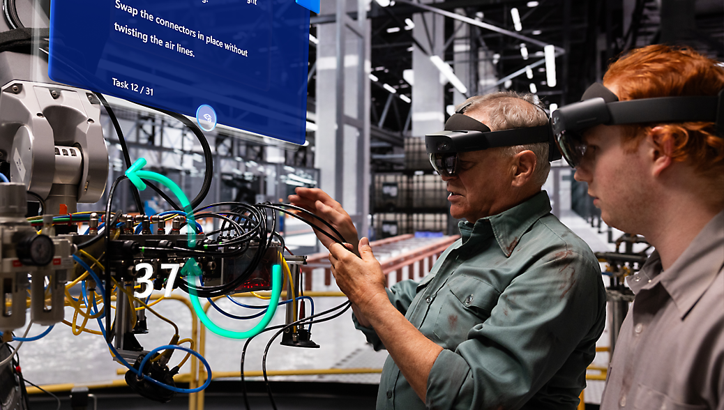 To ingeniører, den ene med augmented reality-briller, undersøger og taler om industrimaskiner i et fabriksmiljø.