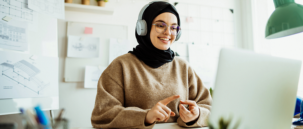 En person med hovedtelefoner og et brunt headset