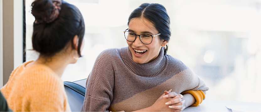 Deux femmes se sont engagées dans une conversation conviviale à l’intérieur.