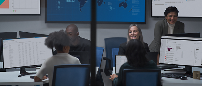 Un grupo de personas sentadas en sillas en una oficina.