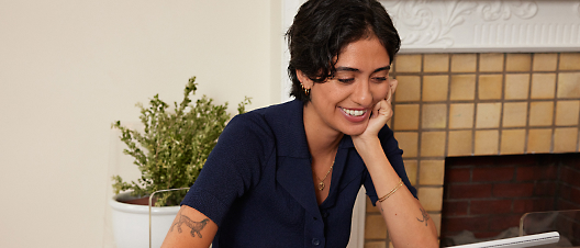 Una persona sonriendo con la mano en la cara