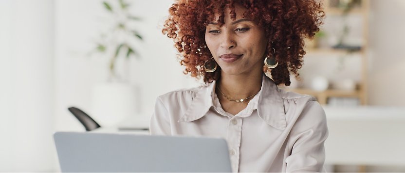 Een vrouw die op haar laptop werkt